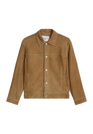 Braune Wildlederjacke mit langen Ärmeln, Druckknopfverschluss vorne, Kragen und zwei vertikalen Seitentaschen, flach auf weißem Hintergrund liegend.