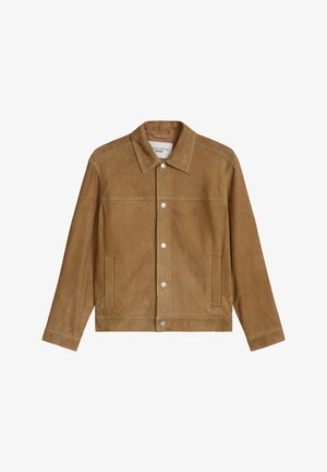 Braune Wildlederjacke mit langen Ärmeln, Druckknopfverschluss vorne, Kragen und zwei vertikalen Seitentaschen, flach auf weißem Hintergrund liegend.