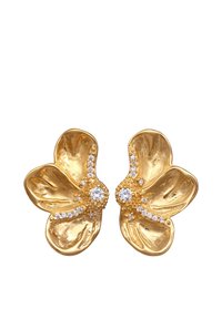 Guld blomsterøreringe med teksturerede petaler, prydet med klare krystaller og perleaccent i midten, hvilket skaber en slående kontrast.