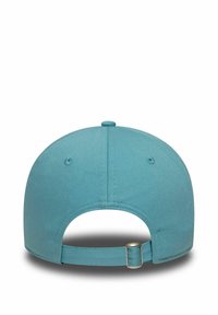 Türkise Baseballmütze mit verstellbarem Hinterriemen, glatter Textur und Knopf oben. Schlichtes Design, keine sichtbaren Muster oder Akzente.