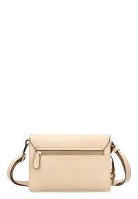 Beige Leder Umhängetasche mit einem oberen Deckel, vorderer Reißverschlusstasche und verstellbarem Trageriemen. Verfügt über geprägten Text und saubere Stichdetails.