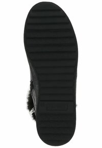 Černá podrážka boty s texturovaným gumovým povrchem, na kterém jsou horizontální drážky a logo. Boční zip a kožešinový detail na vrcholu.