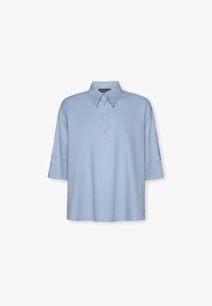 Camicia oversize azzurro chiaro con maniche a tre quarti, colletto con bottoni e patta centrale con bottoni.