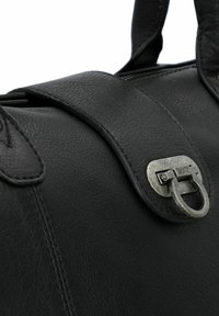 Borsa in pelle nera con una forma strutturata, caratterizzata da una chiusura metallica e dettagli di cucitura visibili. Texture liscia con accenti minimi.