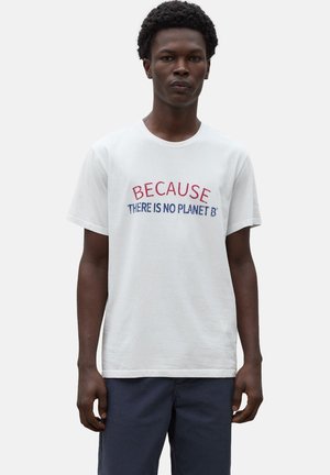 Camiseta de algodón blanca con texto bordado: "PORQUE NO HAY UN PLANETA B" en rojo y azul. Manga corta, cuello redondo.