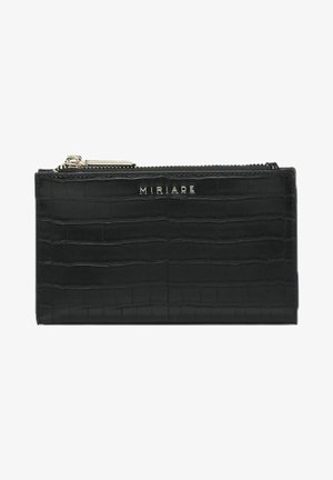 Zwarte krokodillen-embossed leren portemonnee met een ritssluiting, voorzien van een zilveren logo aan de voorkant en een gestructureerd oppervlak.