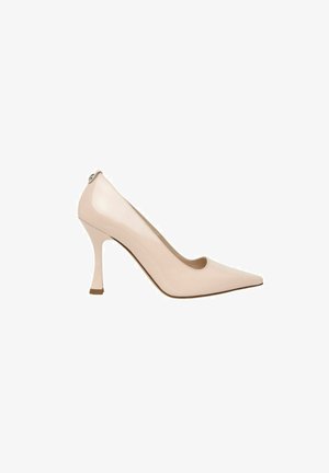 Pump con tacco alto in pelle verniciata beige, con punta affusolata e un piccolo dettaglio a taglio. Tacco sottile e leggera imbottitura sul retro.