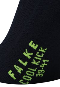 Calcetín azul marino con texto verde que dice "Cool Kick" y talla "38-41". Textura suave, diseño atlético, longitud hasta el tobillo, puño acanalado.