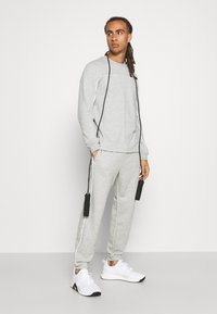 Reebok PIPING JOGGER - Calças de fato de treino - medium grey heather