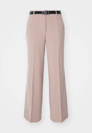 Pantalones de pierna ancha en color rosa, hechos de una tela suave, con un cinturón negro de hebilla cuadrada y pliegues delanteros bien marcados.