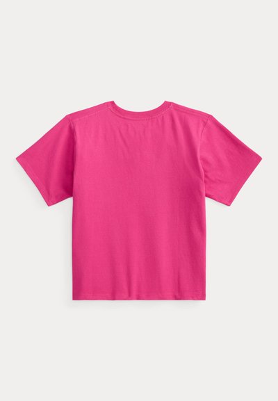 Κοντομάνικη μπλούζα σε έντονο ροζ βαμβάκι. Κλασικός στρογγυλός γιακάς, άνετη εφαρμογή, λεία υφή χωρίς ορατά σχέδια ή διακοσμήσεις.