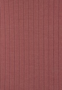 Tessuto a maglia a coste verticali in rosa polveroso con strisce sollevate alternate larghe e strette.