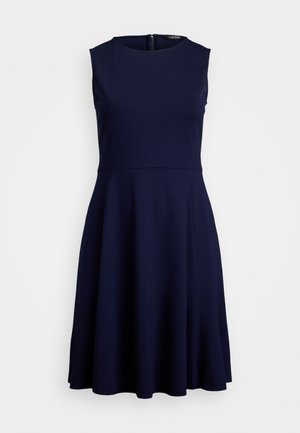 Tumesinine kleit ilma varrukateta, ümmarguse kaelusega, laieneva seeliku ja tagant lukuga. Sile tekstuur, istuv korsett ja peened õmblusdetailid.