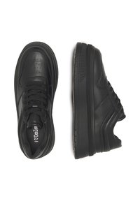 Adidași negri din piele netedă, cu vârf rotunjit, design cu șireturi și talpă din cauciuc texturat, având perforații subtile și branduire.