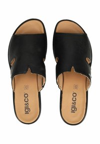 Par de sandalias negras de cuero con punta abierta, plantillas color canela, logo de la marca visible "Igi&Co" y detalles recortados a cada lado.