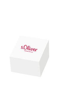 Witte rechthoekige doos met een platte deksel, met het rode logo "s.Oliver" en de tekst "FASHION FOR LIFE" bovenop gedrukt.