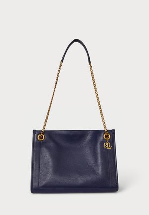 Marineblauwe leren handtas met een gestructureerd oppervlak, met gouden kettinghandvatten en een logo-accent. Rechthoekige vorm met een glad ontwerp.