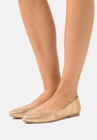 Guld ballerina skor med en strukturerad metallisk yta, rund tå och platt sula. Slät inredning och minimalistisk design. Lämpliga för avslappnad användning.
