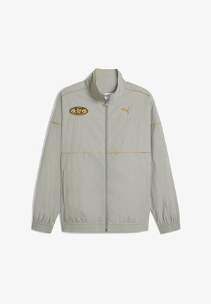 Giacca zip-up grigio chiaro con colletto alto, dettagli gialli e loghi ricamati. Presenta polsini elastici e due tasche frontali.