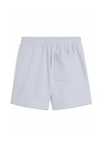 Lichtblauwe shorts met een wafelstructuur, een elastische tailleband en één achterzak. Het ontwerp is ontspannen en tot de knie.
