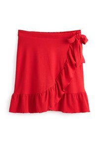 Jupe portefeuille rouge en tissu texturé, avec un ourlet à volants et un détail noué à la taille, créant un design superposé et asymétrique.
