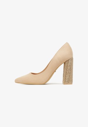 Beež värvusega kõrgete kontsadega jalanõu, millel on terav nina ja tekstuuriga kootud plokkkontsad, tehtud pehmest seemisnahakujulisest materjalist ning sile sisevooder.