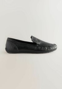 Mocassins en cuir noir avec une texture crocodile, bout rond et design à enfiler. Dotés d'une semelle en caoutchouc robuste et d'accents de couture minimaux.