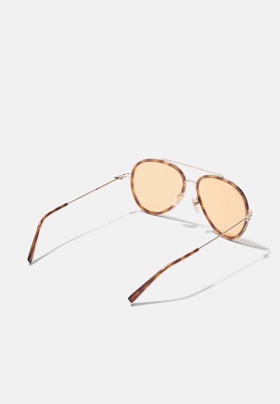 Gafas de sol de tintado marrón con montura metálica delgada, forma redondeada y patillas de acetato con un patrón de carey.
