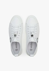 Białe skórzane sneakersy z okrągłym noskiem, sznurowanym designem i czarnym metalowym akcentem. Posiadają logo po bokach oraz teksturowaną podeszwę.