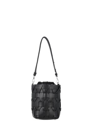 Sort spandtaske med flettet læderdesign, justerbar skulderrem og snorelukning i stof øverst.