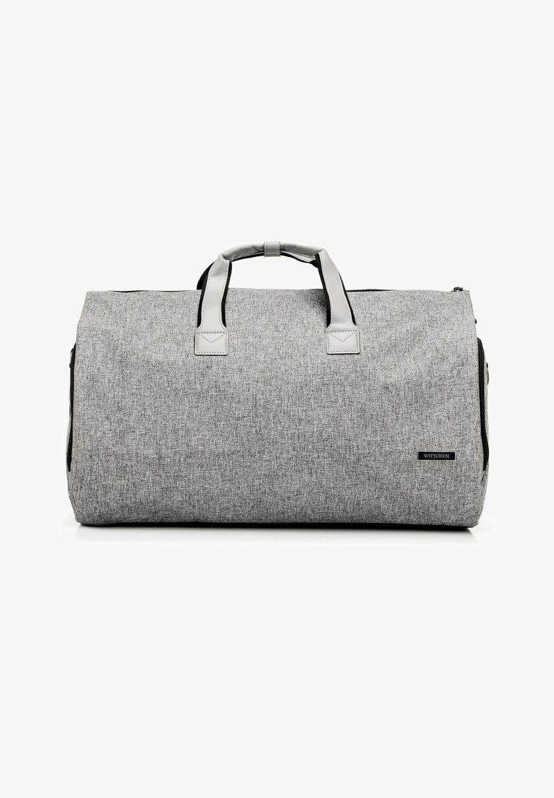 Šedá taška přes rameno z texturované látky, černý zip a šedé kožené rukojeti. Obsahuje diskrétní štítek s logem značky.