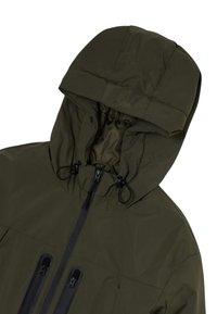 Giacca a cerofolo verde oliva con una texture liscia, dotata di due tasche con zip nera e cordini regolabili nel cappuccio.