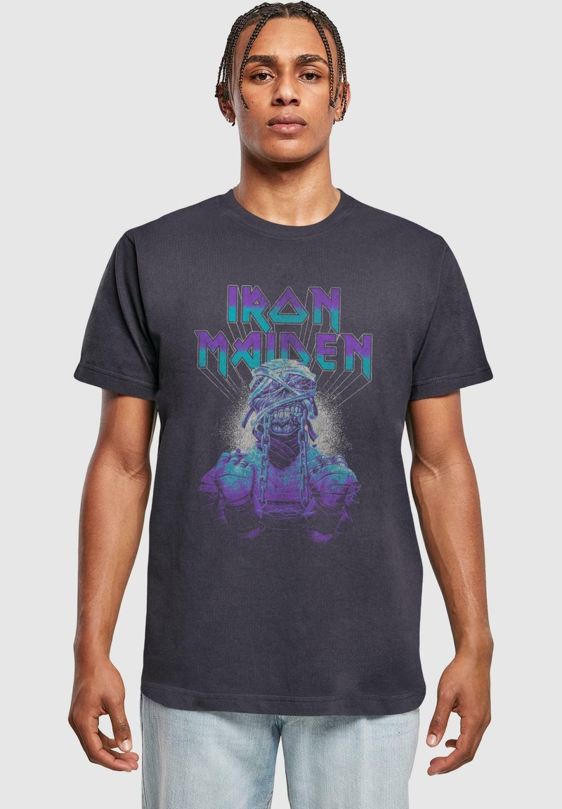 Čierne bavlnené tričko s viacfarebnou grafikou kostry s reťazami, na ktorom je v tučnom, štýlovom písmene napísané "Iron Maiden".