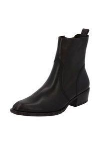 Bota de tobillo de cuero negro con punta afilada, costuras mínimas y un tacón bajo en bloque. Presenta una pestaña en la parte posterior para facilitar su uso.