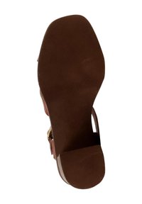 Braune Schuhsohle mit strukturierten Oberflächen, leicht erhöhtem Absatz und abgerundeter Zehenpartie. Befestigung des Riemens sichtbar, keine auffällige Markenkennzeichnung oder Muster.