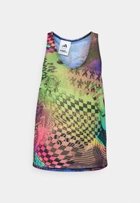 Multifarvet tanktop med livlige geometriske mønstre, herunder tern og spiraler, i nuancer af grøn, pink, blå og lilla.
