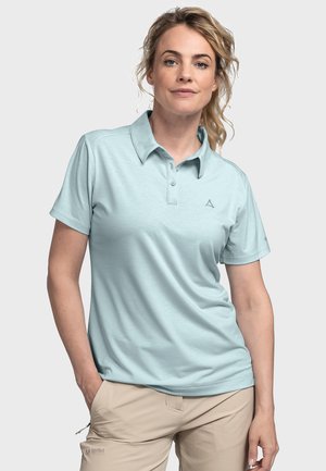 Hellblaues Poloshirt mit kurzen Ärmeln, einem Kragen und drei Knöpfen. Mit einem dezenten Logo auf der Brust. Glatte Textur.
