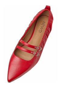 Rote Leder-Ballettschuhe mit spitzer Zehenform, elastischem Rand und zwei dekorativen Riemen mit silbernen Schnallen oben.