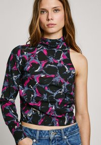 Maglietta a maniche lunghe con scollatura alta, caratterizzata da una base nera e un motivo floreale multicolore in rosa, blu e bianco. Tessuto elastico.