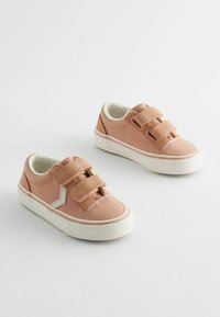 Różowe skórzane sneakersy z podwójnymi zapięciami na rzep, białymi gumowymi podeszwami i miękkim futrem w środku. Posiadają biały akcent oraz fakturowane detale.