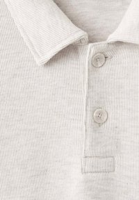 Polo shirt grigio chiaro con un motivo a coste testurizzato, due bottoni al colletto e una finitura in tessuto morbido.