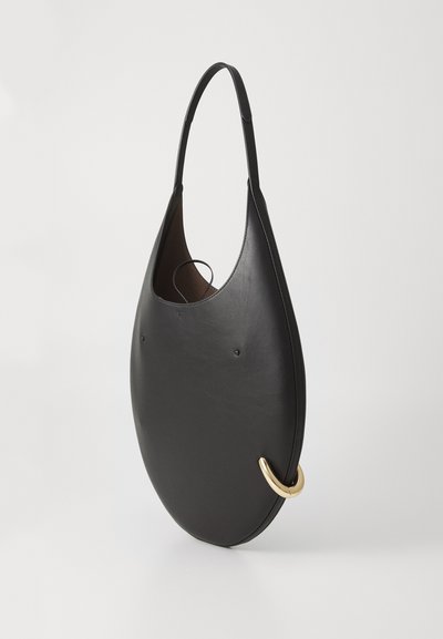 Melnas ādas rokassomiņa ovālā formā ar zelta metāla detaļām un minimālistisku dizainu. Gluda tekstūra ar vienu rokturi.