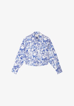 Witte cropped blouse met lange mouwen, voorzien van een blauw abstract bloemmotief en een kraag, plat uitgestald op een witte achtergrond.