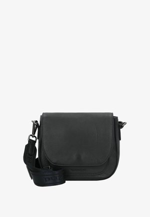 Zwarte leren schoudertas met een gebogen flap, contrasterende stiksels en een verwijderbare hengsel met een logo. Compact ontwerp voor dagelijks gebruik.