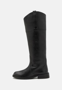 Bottes en cuir noires à hauteur de genou avec un motif de logo embossé, bout arrondi, petit talon empilé, et un bouton décoratif sur la tige.