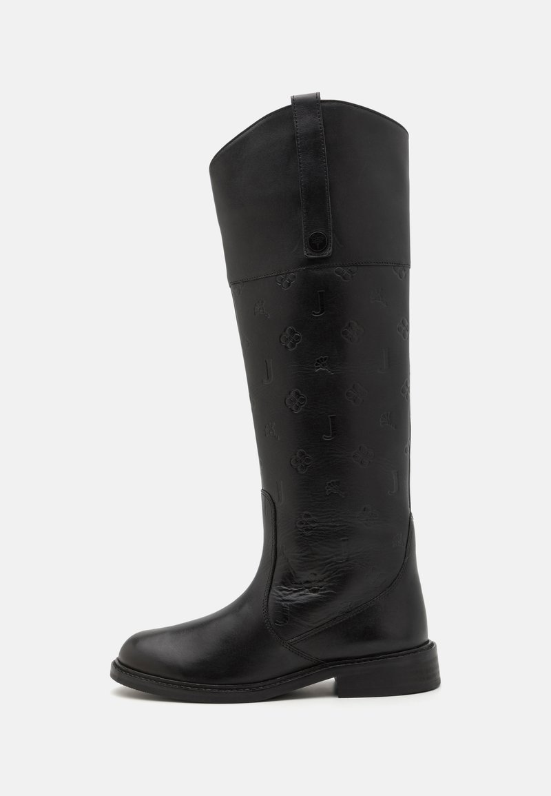 Bottes en cuir noires à hauteur de genou avec un motif de logo embossé, bout arrondi, petit talon empilé, et un bouton décoratif sur la tige.