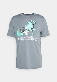 Camiseta atlética gris de manga corta, con un gráfico de un personaje de dibujos animados en azul claro y el texto "Keep Rolling" en blanco.