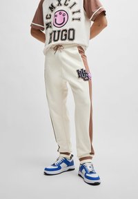 HUGO NAKITROW - Träningsbyxor - open white one