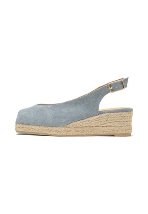 Jasnoniebieskie espadryle na klinie z tkaniny, z paskiem wokół kostki i klamrą, plecioną kokosową podeszwą, zakrytymi palcami i otwartym tyłem.