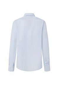 Camisa de botones azul claro con rayas verticales blancas y rojas. Presenta un cuello y mangas largas con puños abotonados.